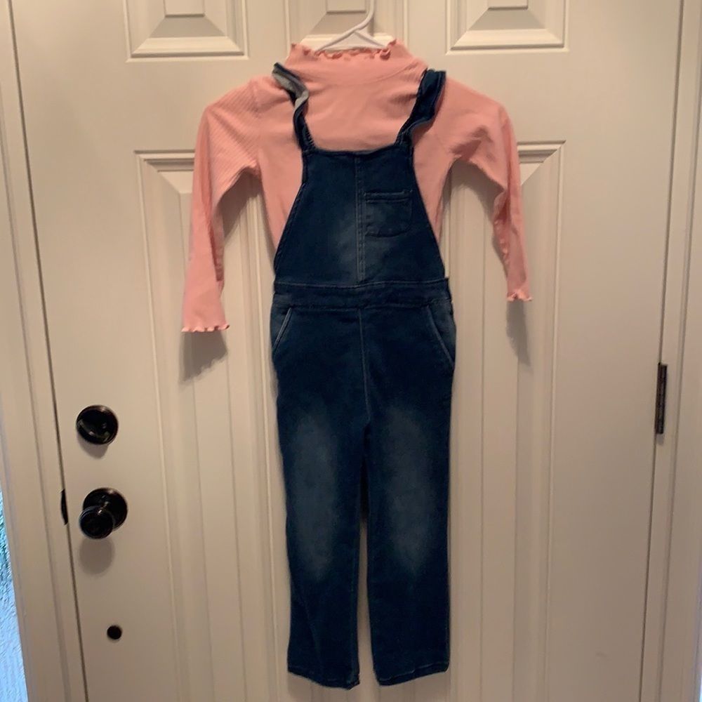 ❄️5T ruffled long-sleeve and overall outfit